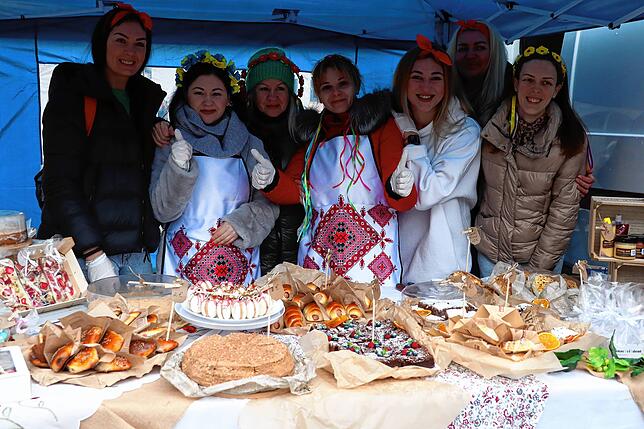 Diese Ukrainerinnen haben für den Stand des neuen Ukrainischen Vereins Leckereien vorbereitet, die nach der Solidaritätsveranstaltung ...