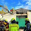 Mit der Drehleiter: Auch aus Konstanz waren Einsatzkräfte zu dem Brand in der Reichenauer Waldsiedlung alarmiert worden. Zuvor hatte die ...