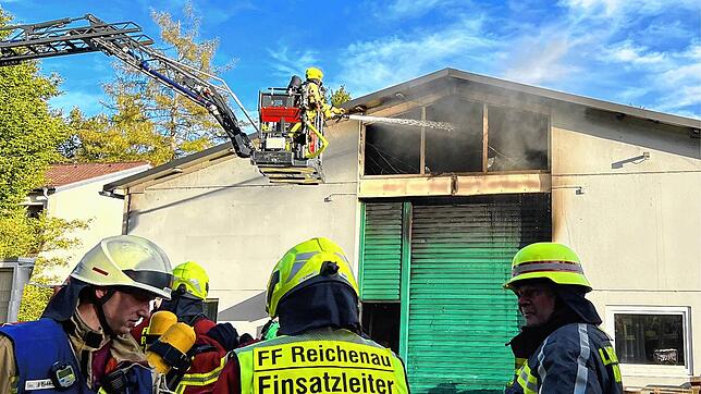 Mit der Drehleiter: Auch aus Konstanz waren Einsatzkräfte zu dem Brand in der Reichenauer Waldsiedlung alarmiert worden. Zuvor hatte die ...