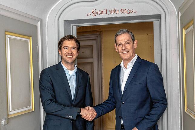(Archivbild) Timo Hafner (links) nach dem Kauf des Schlosses mit Beat Schwab, Vizepräsident des Stiftungsrat der Stiftung für Kunst, ...