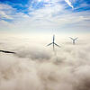 Windräder – hier in Nordrhein-Westfalen – stehen im Nebel. Die Branche im Südwesten hat es derzeit schwer. Der Anlagenneubau verläuft ...