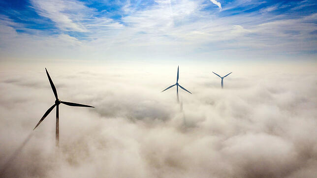 Windräder – hier in Nordrhein-Westfalen – stehen im Nebel. Die Branche im Südwesten hat es derzeit schwer. Der Anlagenneubau verläuft ...