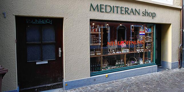 Neugasse 1 im September. Endlich ist ein großes, rotes „Neueröffnung“ in der Altstadt zu entdecken.