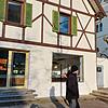 Das Fachwerkhaus am Wollmatinger Löwenbrunnen wurde frisch gestrichen und auch innen saniert. Hier zieht die Bäckerei Schneckenburger ...