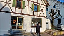 Das Fachwerkhaus am Wollmatinger Löwenbrunnen wurde frisch gestrichen und auch innen saniert. Hier zieht die Bäckerei Schneckenburger ...
