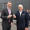 OB Simon Gröger (links) überreicht Abteilungskommandant Tilo Ruther den Schlüssel zum neuen Feuerwehrgebäude im Ortsteil Markelfingen.
