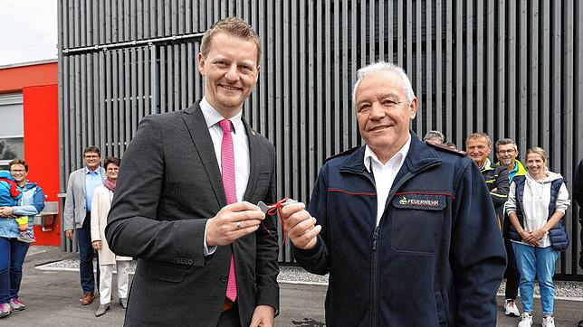 OB Simon Gröger (links) überreicht Abteilungskommandant Tilo Ruther den Schlüssel zum neuen Feuerwehrgebäude im Ortsteil Markelfingen.