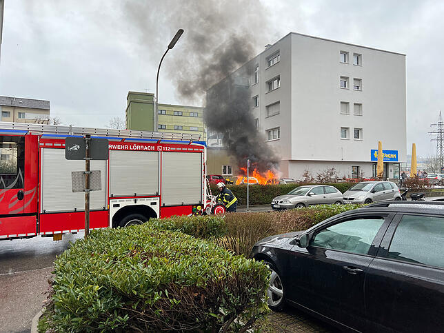 Die Lörracher Feuerwehr löscht das brennende Auto.