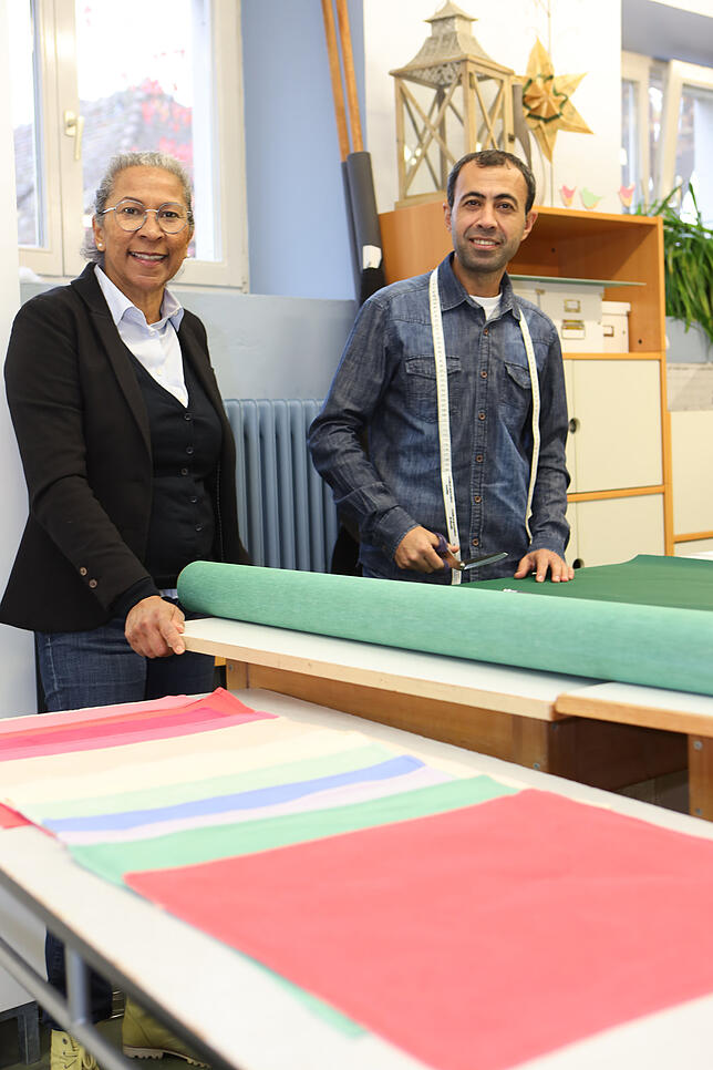 Mostafa Hassan und seine Chefin Frau Richter in der Wäscherei der Mainau.