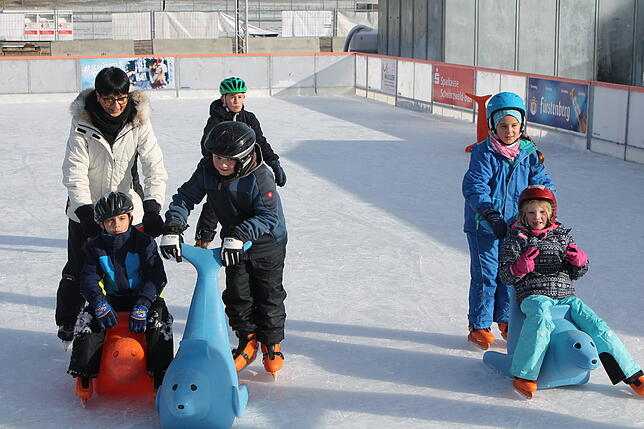 Bild 23: Reger Betrieb auf der Blumberger Eisbahn: Hier sind die schönsten Bilder unseres Fotografen!