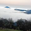 Hegau und Vulkankegel zwischen den Wolken. Viele malerische Impressionen bieten sich all jenen, die sich zum Winterwandern nach draußen ...