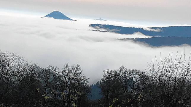 Hegau und Vulkankegel zwischen den Wolken. Viele malerische Impressionen bieten sich all jenen, die sich zum Winterwandern nach draußen ...