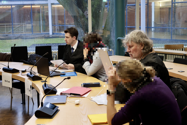 Die wegen fahrlässiger Tötung durch Unterlassung angeklagte Lehrerin und die damalige Referendarin haben im Gerichtssaal kurz vor der ...