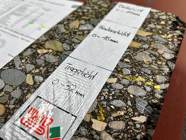 Die Firma Walter Straßenbau betreibt ein eigenes Labor. Hier ist der Bohrkern einer Straße zu sehen, den die Auszubildenen gerade ...