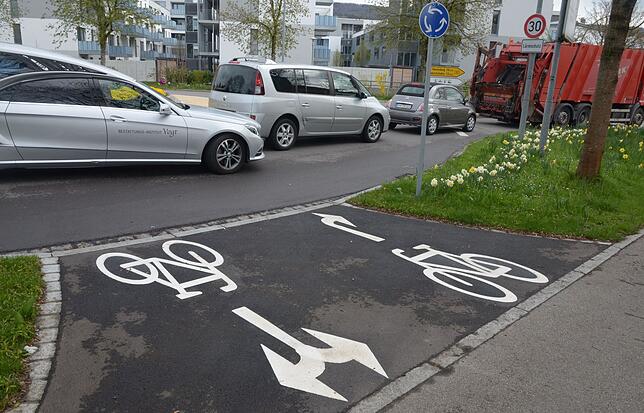 Abgedrängt vom Blech: Noch spielt der Radverkehr nicht die erste Geige beim Thema innerstädtische Mobilität. Das Radwegenetz soll nun ...