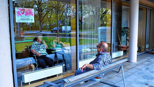 Nachdem zwei Bewohnerinnen des Bürgerheims positiv auf das Coronavirus getestet wurden, sind im Schwenninger Bürgerheim Besuche aktuell ...