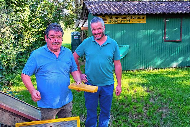 Karl-Max Schoenenberger (links) und Helmut Mayer an ihrem Lehrbienenstand am Rande des Singener Ortsteils Hausen an der Aach.