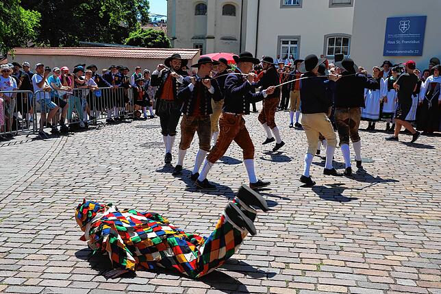 Bild 3: Traditionelle Tänze bei tollem Wetter: Bilder vom ersten internationalen Schwerttanztreffen