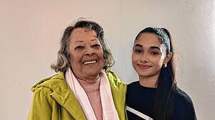 Casey Maier (rechts) zusammen mit ihrer Oma Patricia Steiger.