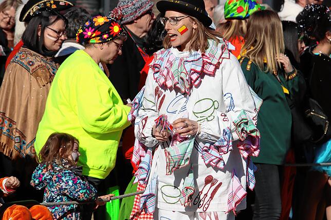 Bild 8: Tausende Besucher beim Rosenmäntigumzug 2025