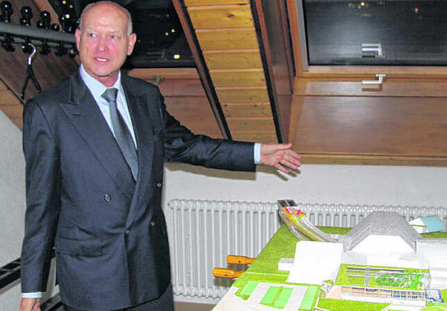Hier stellt Josef Wund in Titisee-Neustadt seine Erweiterungspläne für das Badeparadies vor.