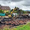 Aufräumarbeiten auf dem Hof der Familie Oßwald im Lilienweg. Die Salemer Firma Herter bricht mit schwerem Gerät die Reste der Brandruine ...