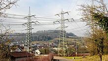 Markant: Die Leitungsmasten dominieren das Ortsbild von Gurtweil. Das dortige Umspannwerk ist ein wichtiger Knotenpunkt für die ...