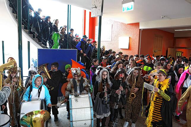 Die Bläserkapelle der Realschule befreit die Schüler mit der Narrenbolizei des Frohsinn, sowie Ignaz und Severin.