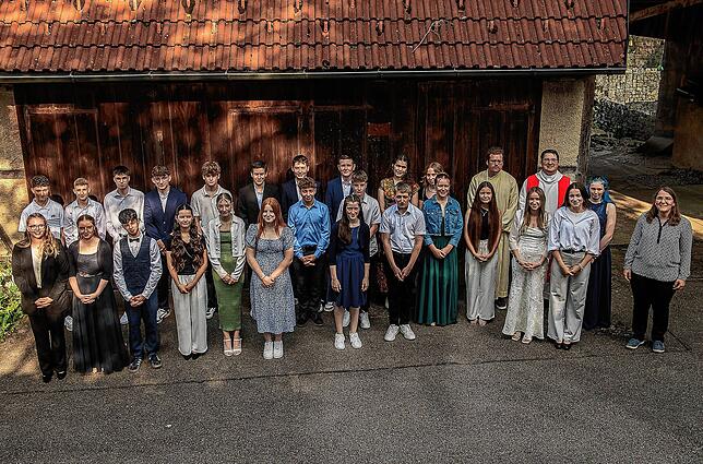 25 Jugendliche aus der Seelsorgeeinheit An der Eschach in der katholischen Kirche St. Hilarius in Weilersbach feierten ihre Firmung. Der ...