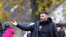 Niklas Bucher, Trainer des SV Mühlhausen, darf mit seiner Mannschaft einen torreichen Heimerfolg feiern.