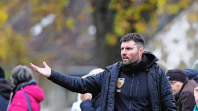 Niklas Bucher, Trainer des SV Mühlhausen, darf mit seiner Mannschaft einen torreichen Heimerfolg feiern.