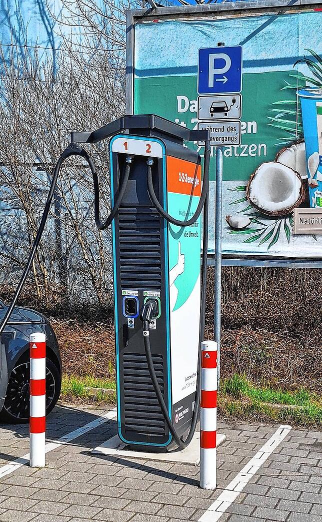 Neben der EnBW betreiben auch die Pfalzwerke zwei Schnellladesäulen in Donaueschingen. Eine davon ist in diesem Moment in Benutzung.