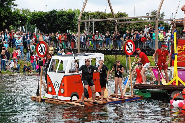 Bild 1: Uhldingen feiert: Die besten Bilder vom ersten Tag des Hafenfestes mit Schrottregatta
