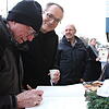 Mit dem Kondolenzbesuch für die alte Stadtkasse machten Philipp Fuhrmann (Zweiter von links) und das Netzwerk für Friedrichshafen im ...