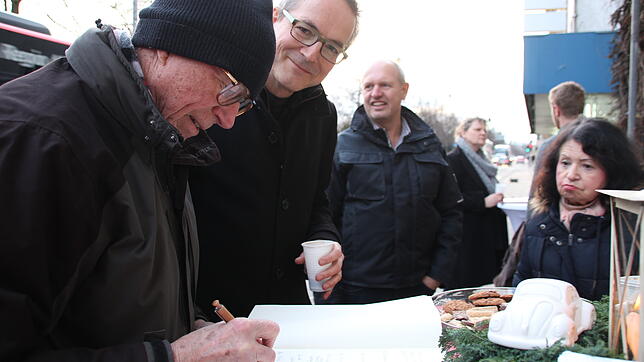 Mit dem Kondolenzbesuch für die alte Stadtkasse machten Philipp Fuhrmann (Zweiter von links) und das Netzwerk für Friedrichshafen im ...