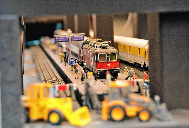 Das Schweiz-Modul ist zweistöckig aufgebaut und von der Wohnung sowie vom Balkonfenster aus einsehbar. Hier ist der Bahnhofsbereich im ...