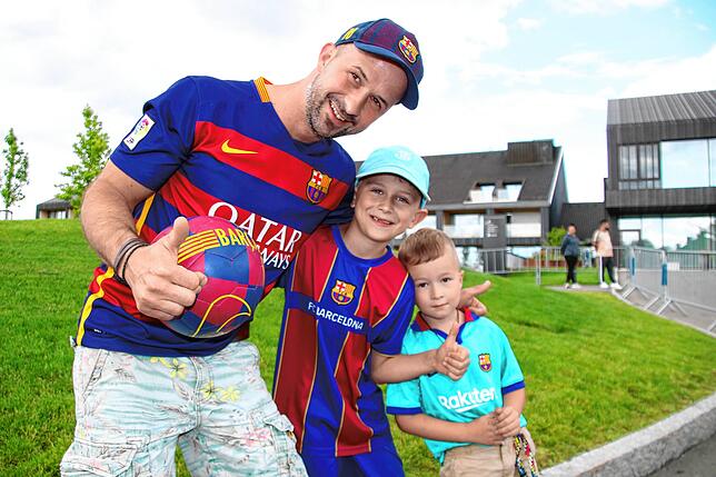 Paul (von links) ist mit seinen Söhnen Lionel und Leo auf das Gelände des Öschberghofs gekommen, um den FC Barcelona auf der Baar zu ...