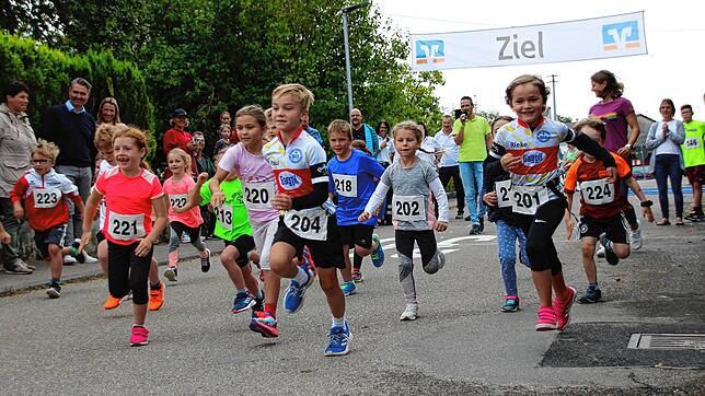 Ohne Zeitmessung und Erfolgsdruck können bereits die jüngsten Läufer beim Walder Volkslauf ihre läuferischen Fähigkeiten ausprobieren.