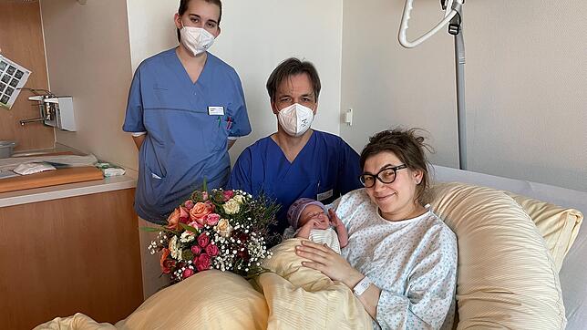 Franziska Jäckh, Pflegerin auf der Mutter-Kind-Station (links), und Prof. Dr. Michael Bohlmann (rechts) gratulieren Veronika Kelbus zur ...
