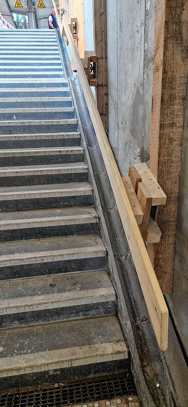 Über eine solche Rinne können Fahrräder zum Gleis oder vom Bahnsteig in Richtung Ausgang geschoben werden.