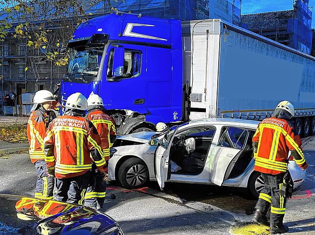 Nach der Kollision mit zwei anderen Autos ist der Lastwagen so mit einem dritten stehengeblieben. Im Hintergrund befindet sich die ...