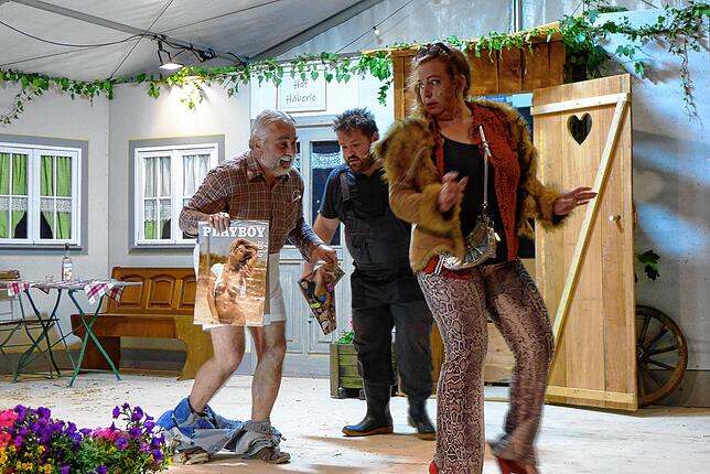 Hanspeter Rist, Heinrich Häberle und Yvonne Denzler in einer turbulenten Szene.