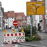 Nicht abgeklebte Schilder sorgen zusätzlich für Verunsicherung bei den Verkehrsteilnehmern.