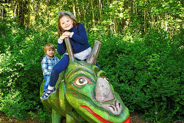 Der Schlühüwanapfad bei Grafenhausen bietet mit bunten Fantasieskulpturen und einem Barfußpfad Spaß für die ganze Familie.