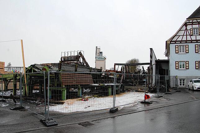 Das direkt neben dem Sägewerk stehende Wohnhaus konnten die Einsatzkräfte der Feuerwehren während des Großbrandes im Dezember 2021 vor ...