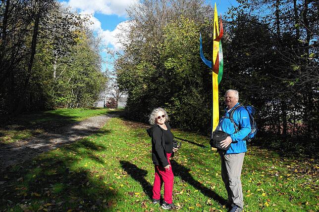 Auf dem Skulpturenweg entlang der Rotach in Oberteuringen gibt es viel zu entdecken: Irma und Gerhard Warth haben ihre Freude an den ...