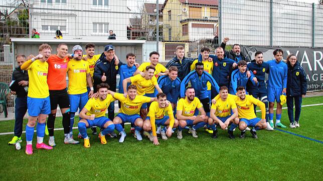 Großer Jubel beim FC Singen 04, der das Abstiegsduell gegen die DJK Donaueschingen mit 2:1 gewann.