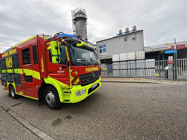 Alles ruhig: Die Feuerwehr kann nach dem Alarm schnell Entwarnung geben. Hinten sieht man Behälter wie die, in denen hochwirksame ...