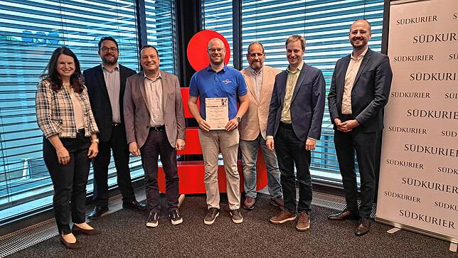 Radsportverein Edelweiß Dogern, 500 Euro für neue Vereinskleidung. Von links: Direktorin Privatkunden der Sparkasse Hochrhein, Markus ...