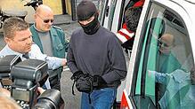 Auf dem Weg zum Prozess: Der 28-jährige Andrej W. wird 2011 in den Gerichtssaal des Landgerichts Konstanz geführt. Im Juni 2010 hatte er ...